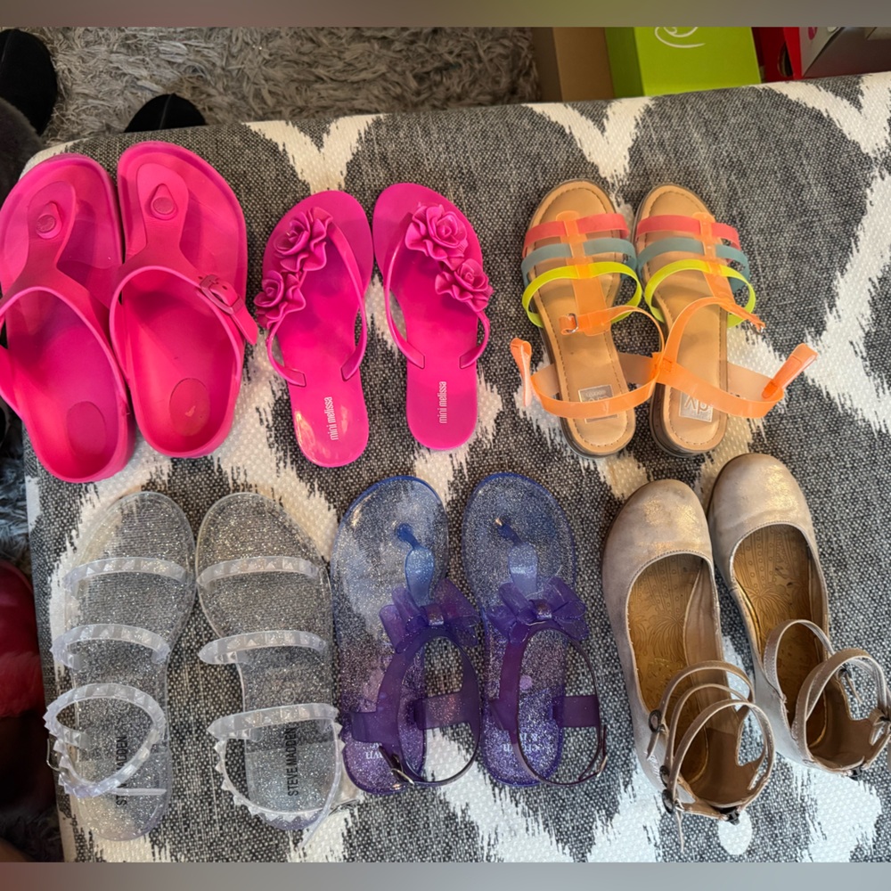 SIX pair of girls size 3 shoes!!
All pictured included in price